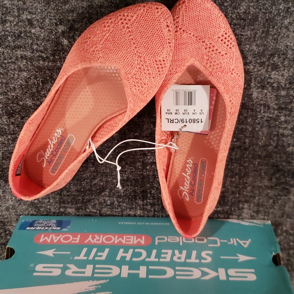 SKETCHERS Womens size 9